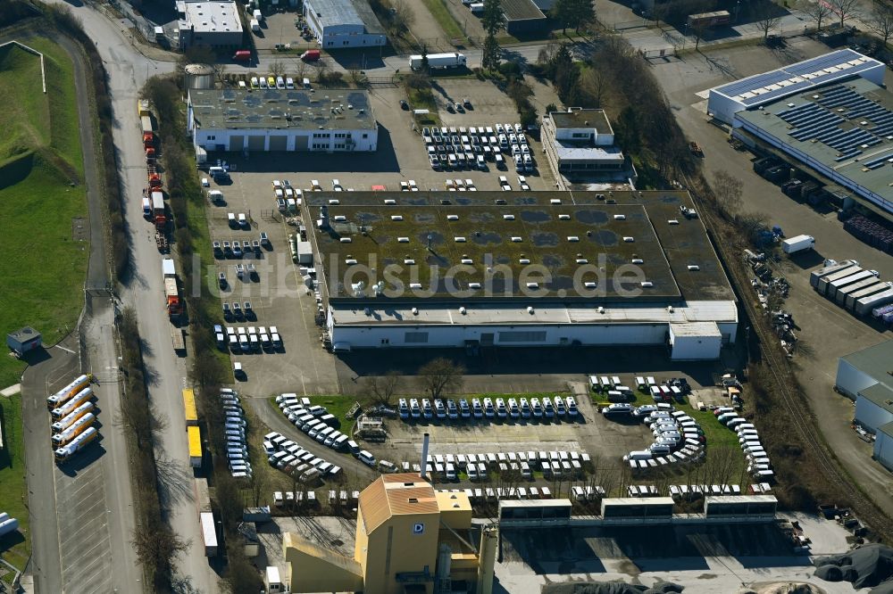 Hannover von oben - Auto- Parkplatz und Abstellfläche für VW Nutzfahrzeuge an der Lagerstraße in Hannover im Bundesland Niedersachsen, Deutschland