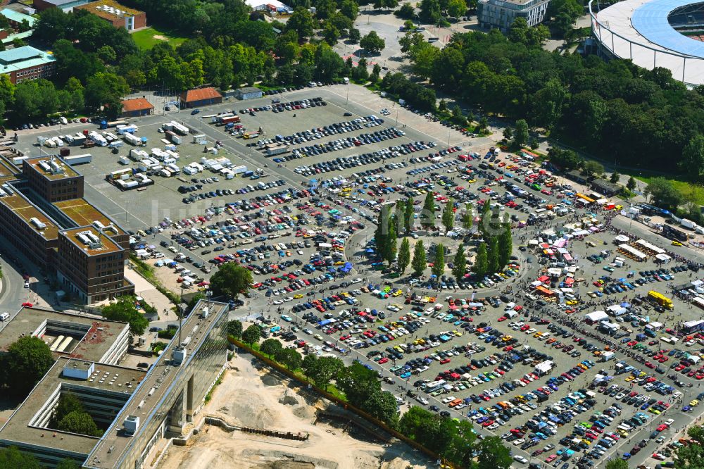 Luftbild Hannover - Auto- Parkplatz und Abstellfläche Street Mag Show Das American Car- and Bike-Festival in Hannover im Bundesland Niedersachsen, Deutschland