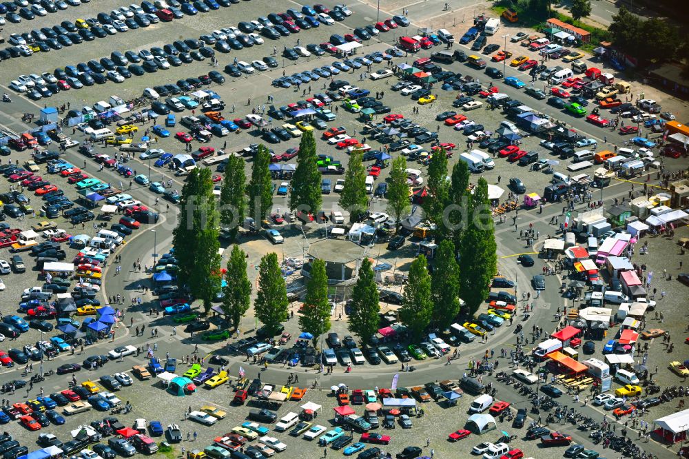 Hannover von oben - Auto- Parkplatz und Abstellfläche Street Mag Show Das American Car- and Bike-Festival in Hannover im Bundesland Niedersachsen, Deutschland