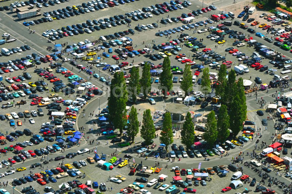 Hannover aus der Vogelperspektive: Auto- Parkplatz und Abstellfläche Street Mag Show Das American Car- and Bike-Festival in Hannover im Bundesland Niedersachsen, Deutschland