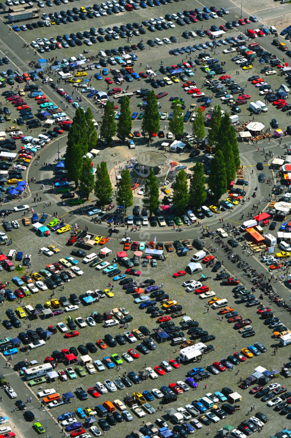 Luftbild Hannover - Auto- Parkplatz und Abstellfläche Street Mag Show Das American Car- and Bike-Festival in Hannover im Bundesland Niedersachsen, Deutschland