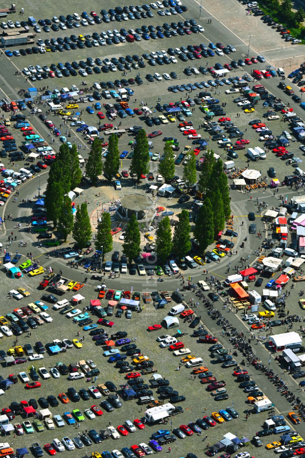 Luftaufnahme Hannover - Auto- Parkplatz und Abstellfläche Street Mag Show Das American Car- and Bike-Festival in Hannover im Bundesland Niedersachsen, Deutschland