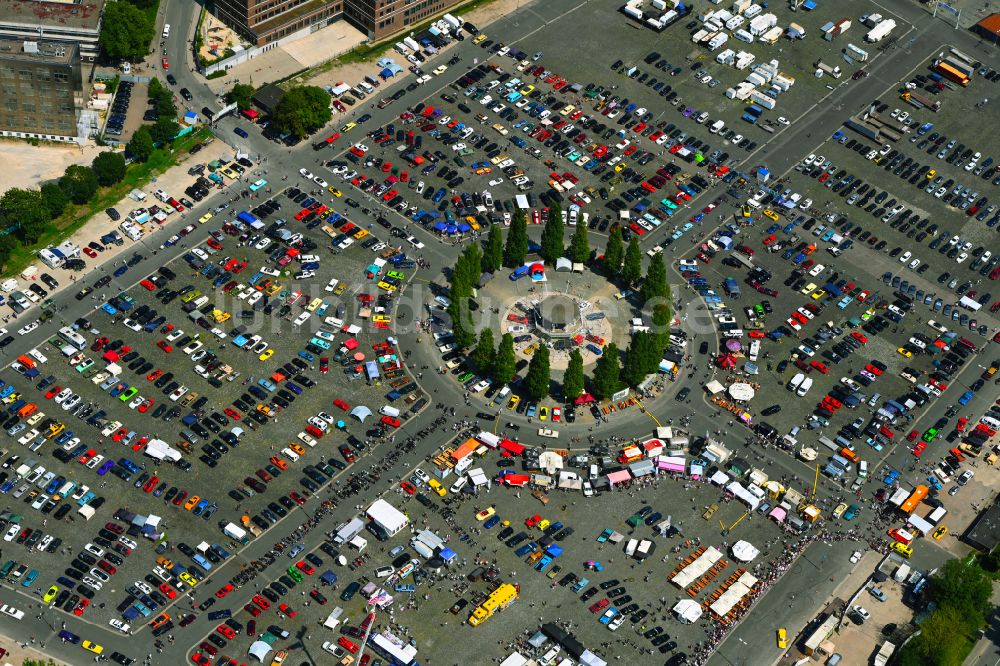 Hannover von oben - Auto- Parkplatz und Abstellfläche Street Mag Show Das American Car- and Bike-Festival in Hannover im Bundesland Niedersachsen, Deutschland