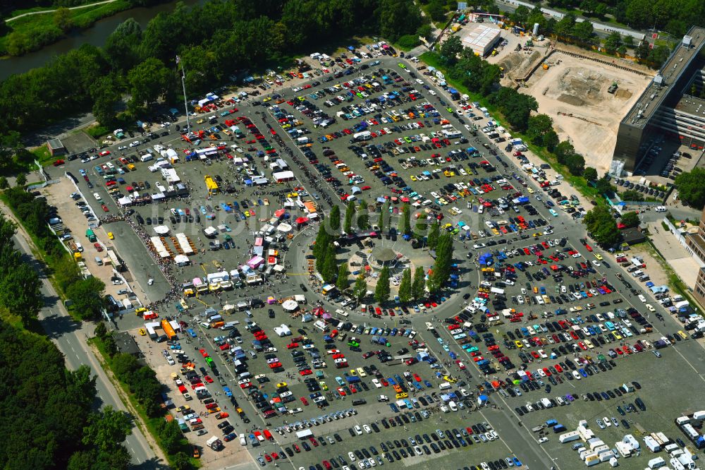 Luftbild Hannover - Auto- Parkplatz und Abstellfläche Street Mag Show Das American Car- and Bike-Festival in Hannover im Bundesland Niedersachsen, Deutschland