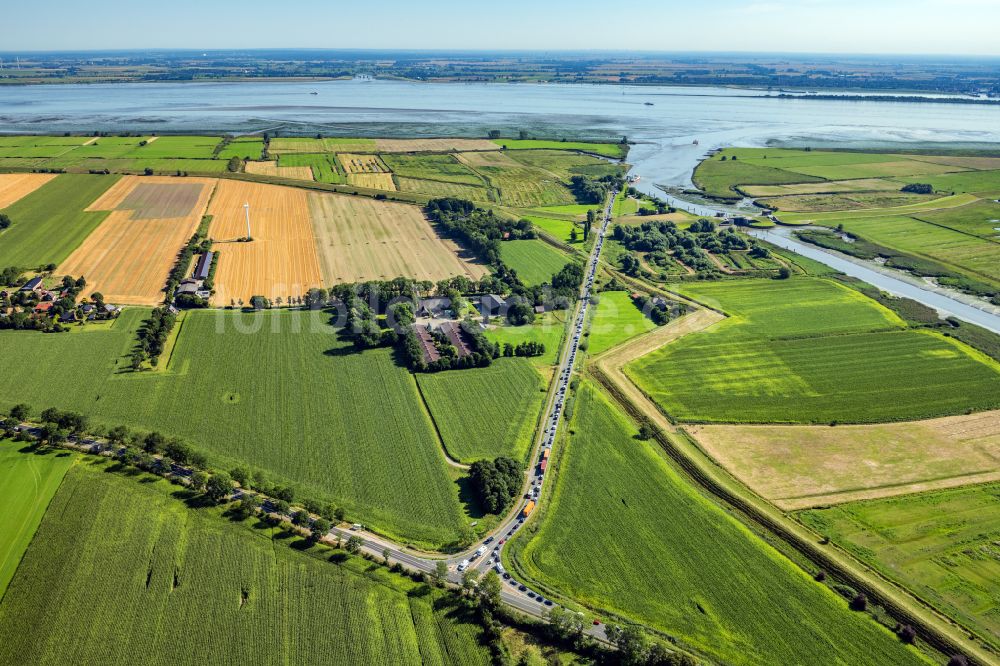 Luftaufnahme Wischhafen - Auto Stau vor der Elbfähre in Wischhafen nach Glückstadt im Bundesland Niedersachsen, Deutschland