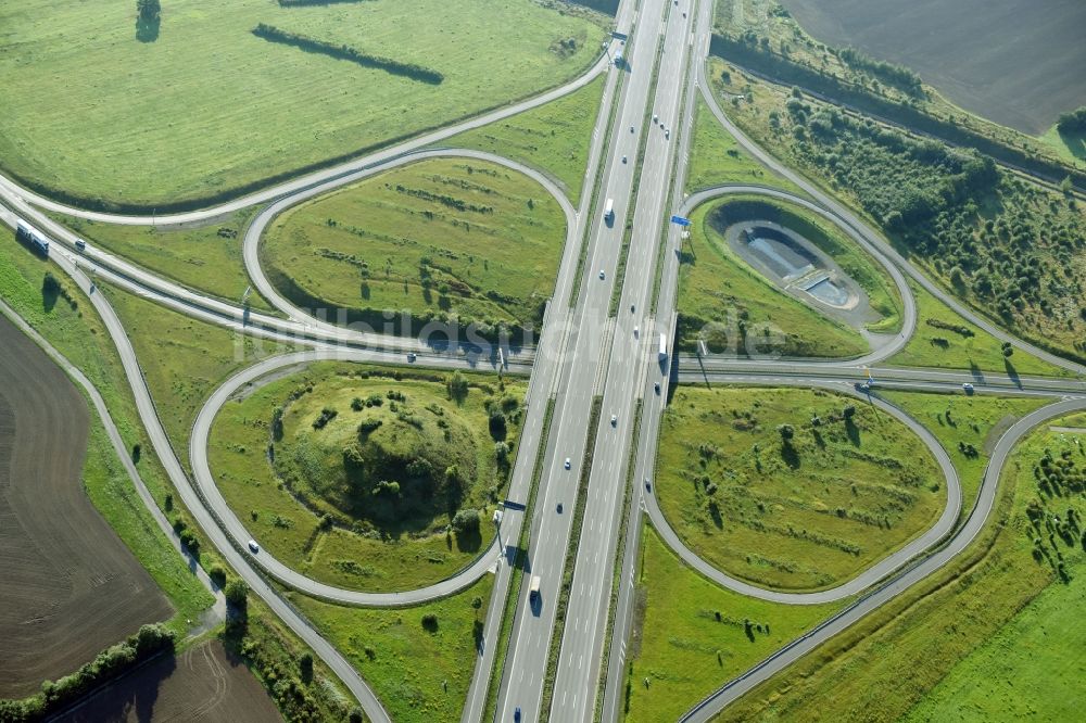 Leipzig aus der Vogelperspektive: Autobahn- Abfahrt der BAB A14 an der Autobahnabfahrt Leipzig-Messegelände in Leipzig im Bundesland Sachsen, Deutschland