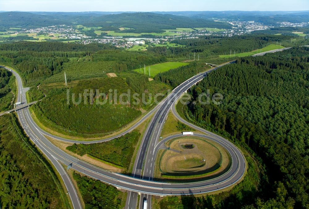 Wenden aus der Vogelperspektive: Autobahn- Abfahrt der BAB A4 bei Krombach in Wenden im Bundesland Nordrhein-Westfalen