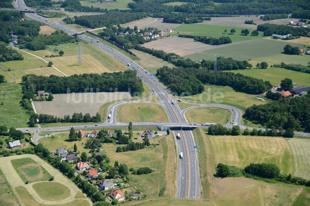 Bielefeld aus der Vogelperspektive: Autobahn- Abfahrt der BAB A33 Bielefeld-Senne in Bielefeld im Bundesland Nordrhein-Westfalen