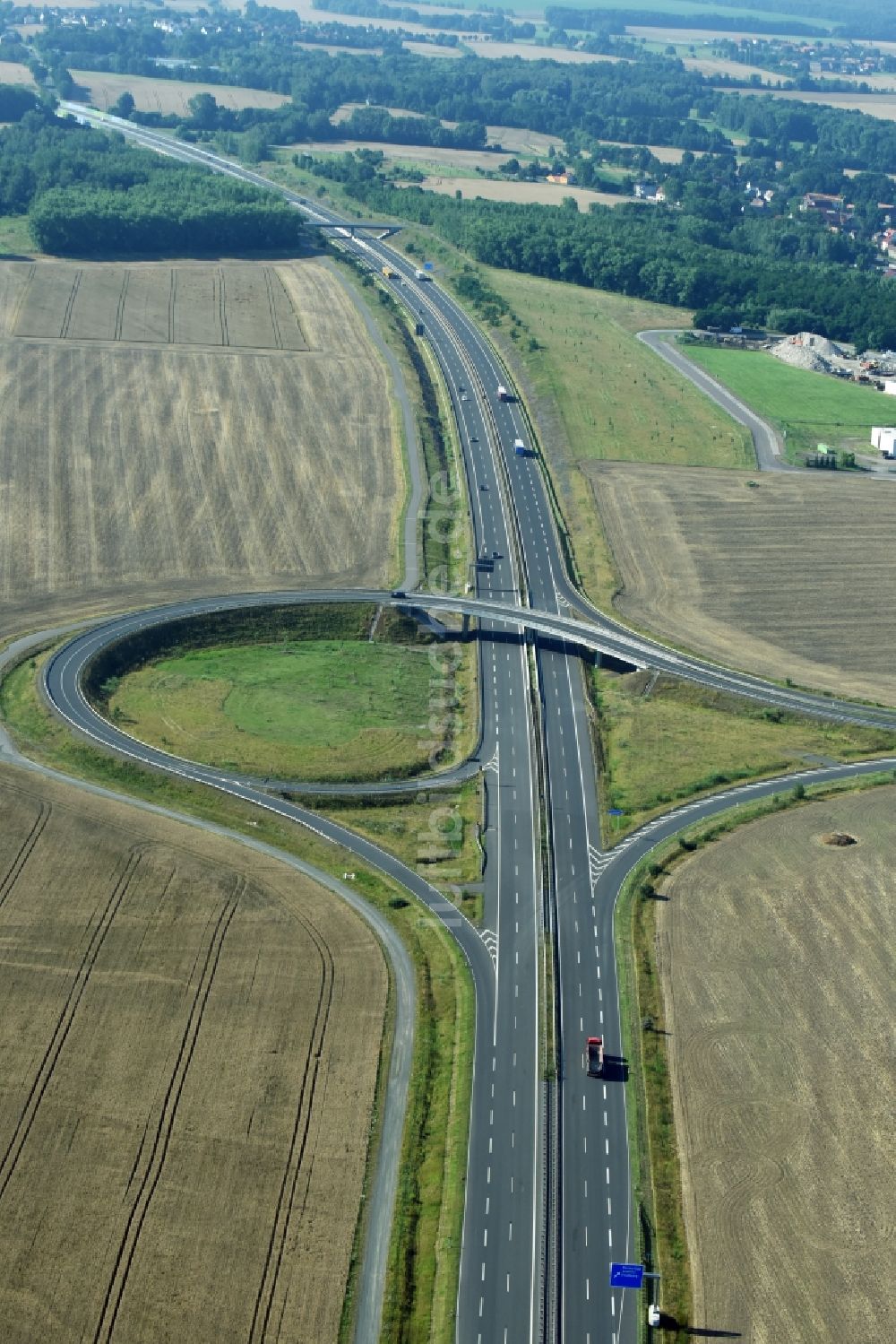 Borna aus der Vogelperspektive: Autobahn- Abfahrt der BAB A72 in Borna im Bundesland Sachsen