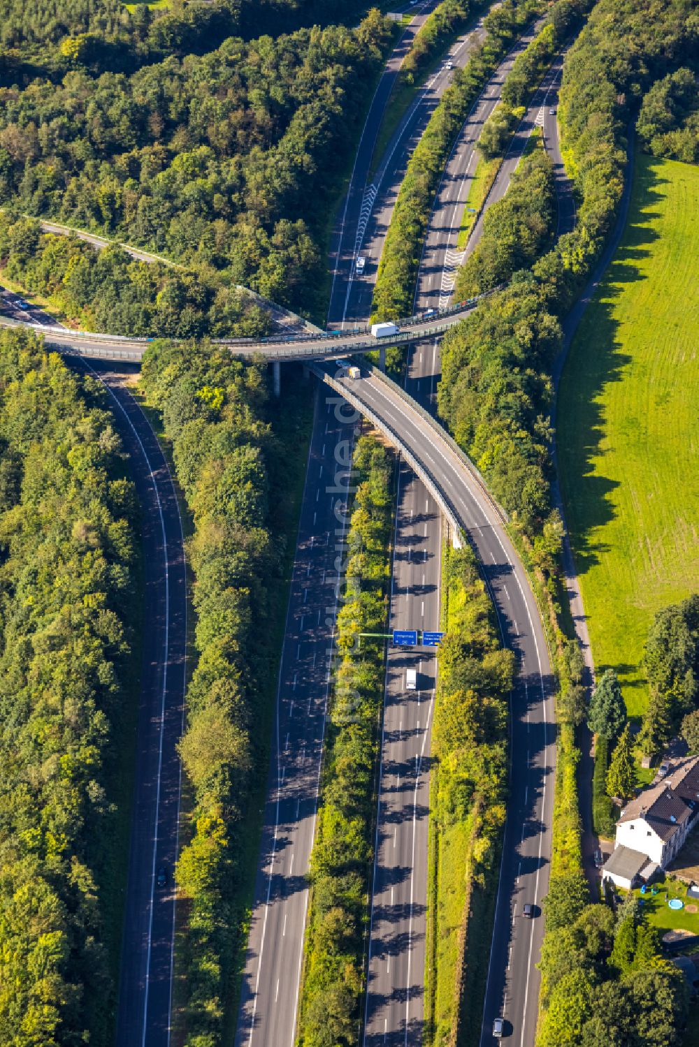 Luftbild Velbert - Autobahn- Abfahrt der BAB A44 am Dreieck Velbert-Nord in Velbert im Bundesland Nordrhein-Westfalen, Deutschland