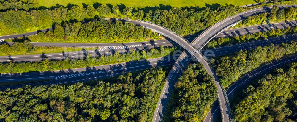 Velbert aus der Vogelperspektive: Autobahn- Abfahrt der BAB A44 am Dreieck Velbert-Nord in Velbert im Bundesland Nordrhein-Westfalen, Deutschland