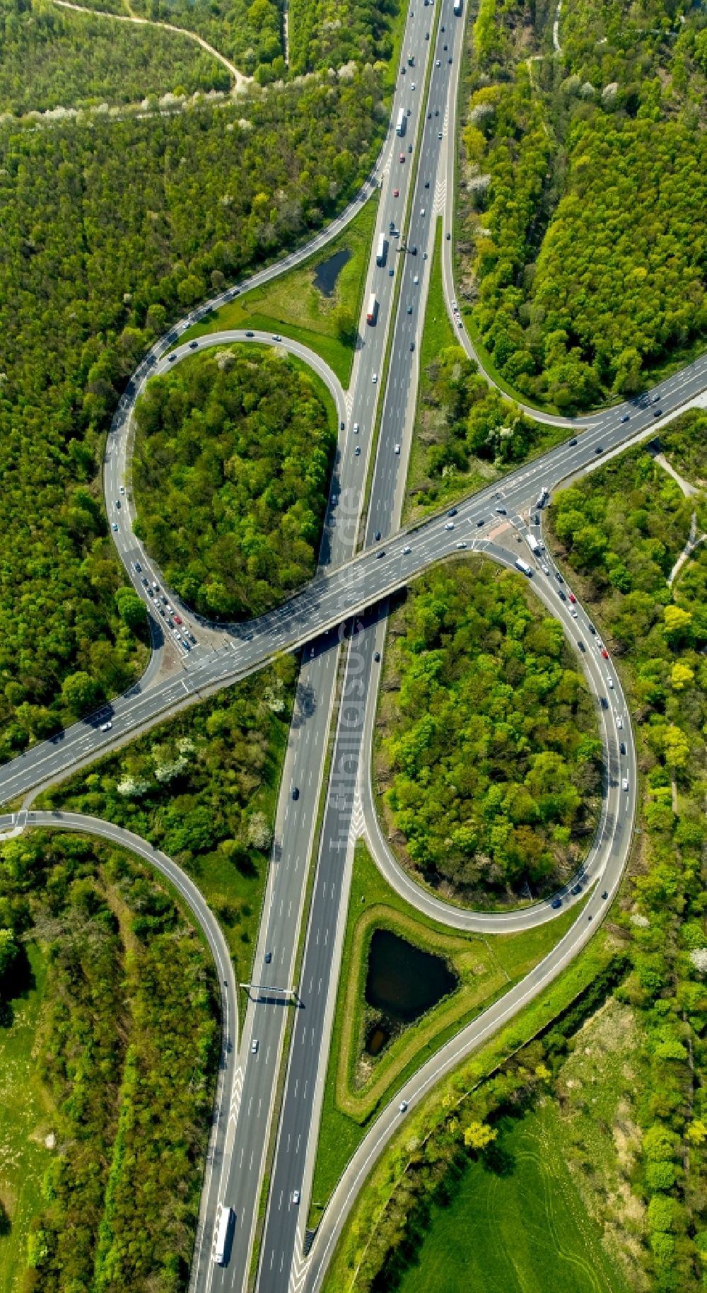 Hilden von oben - Autobahn- Abfahrt der BAB A46 Erkrath in Hilden im Bundesland Nordrhein-Westfalen