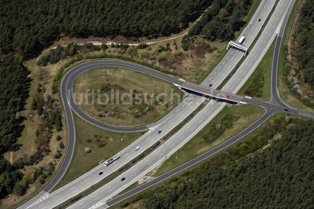 Luftaufnahme Erkner - Autobahn- Abfahrt der BAB A10 Freienbrink in Erkner im Bundesland Brandenburg