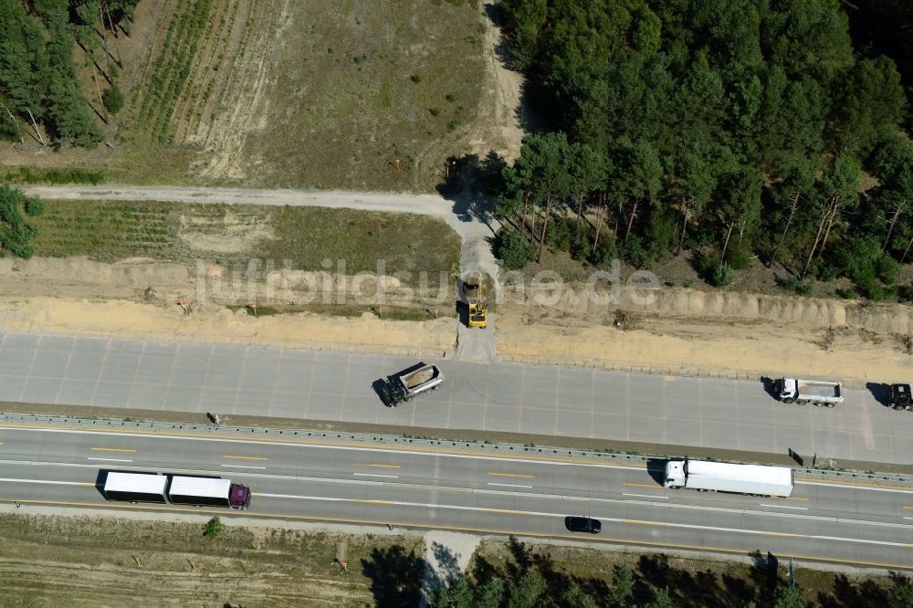 Friedrichshof aus der Vogelperspektive: Autobahn- Abfahrt der BAB A12 E30 in Friedrichshof im Bundesland Brandenburg