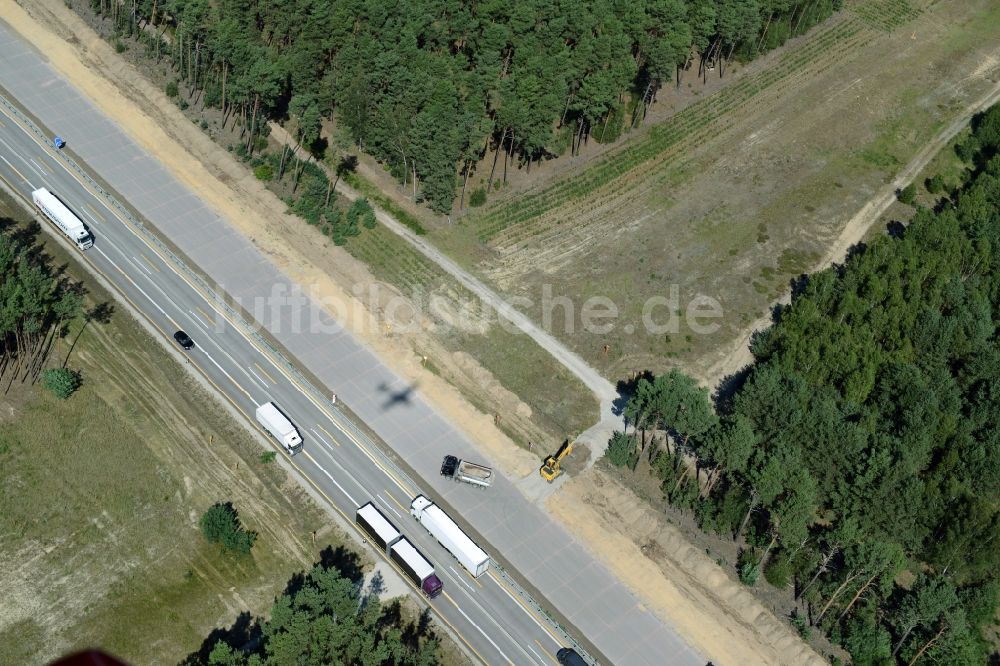 Luftaufnahme Friedrichshof - Autobahn- Abfahrt der BAB A12 E30 in Friedrichshof im Bundesland Brandenburg