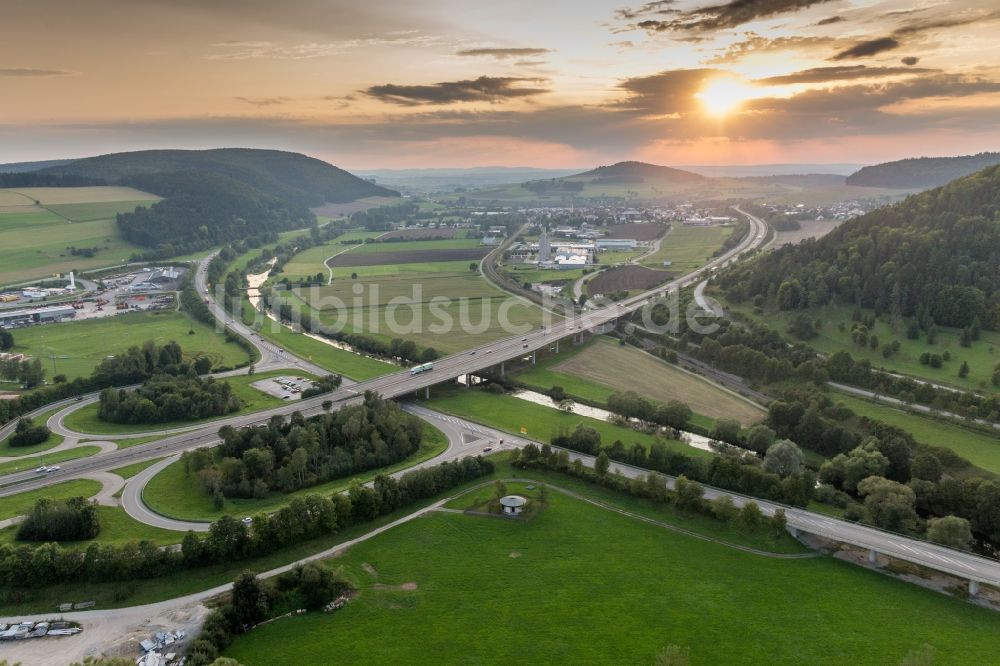 Geisingen aus der Vogelperspektive: Autobahn- Abfahrt der BAB A81 auf B31 vor der Geisinger Steige in Geisingen im Bundesland Baden-Württemberg, Deutschland