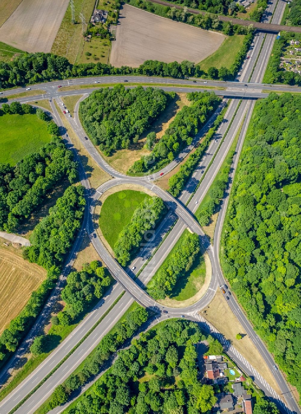 Luftbild Gelsenkirchen - Autobahn- Abfahrt der BAB A52 Gelsenkirchen Buer West in Gelsenkirchen im Bundesland Nordrhein-Westfalen, Deutschland