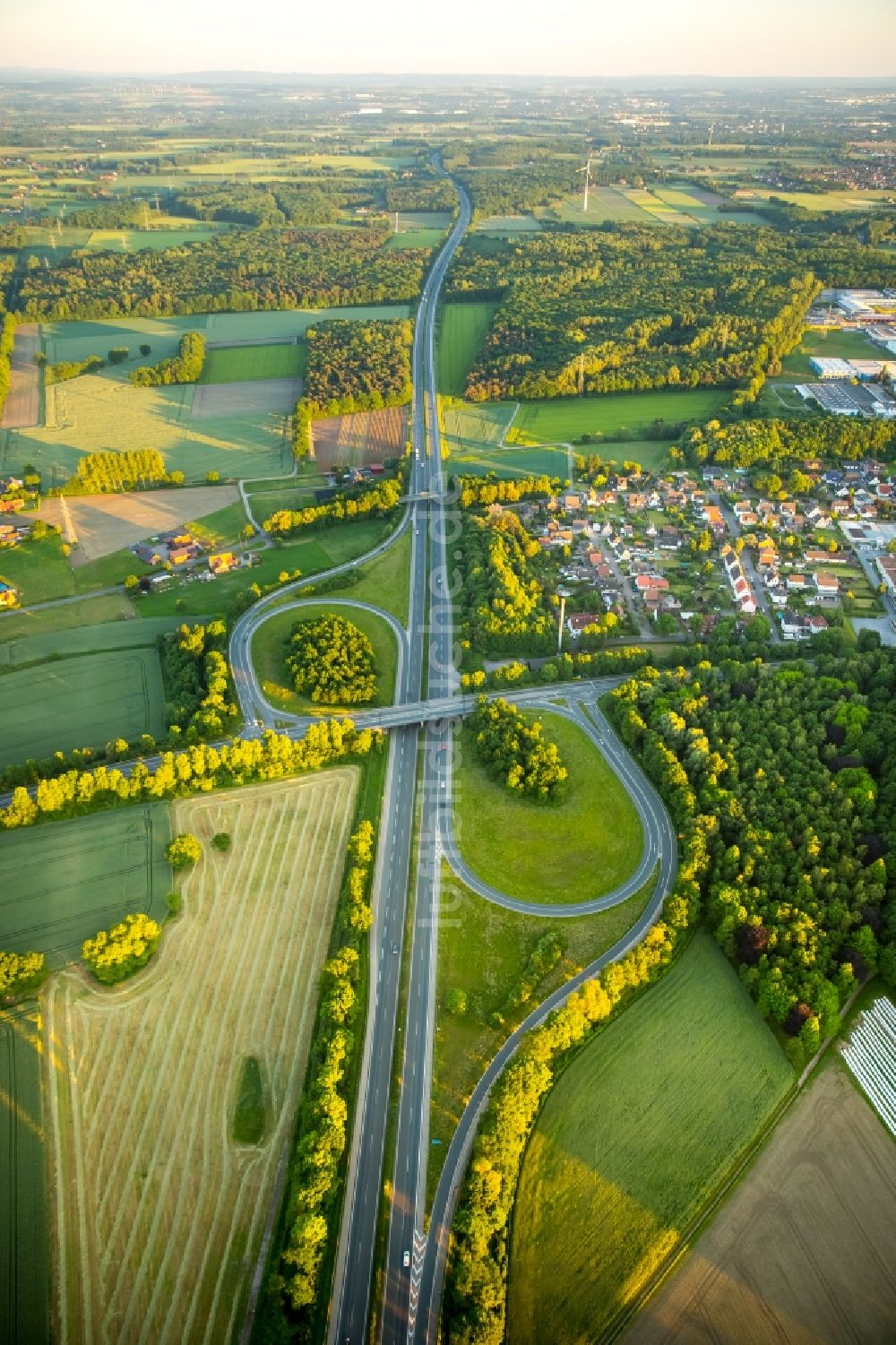 Luftaufnahme Hamm - Autobahn- Abfahrt der BAB A1 Hamm-Bergkamen im Ortsteil Rünthe in Hamm im Bundesland Nordrhein-Westfalen, Deutschland