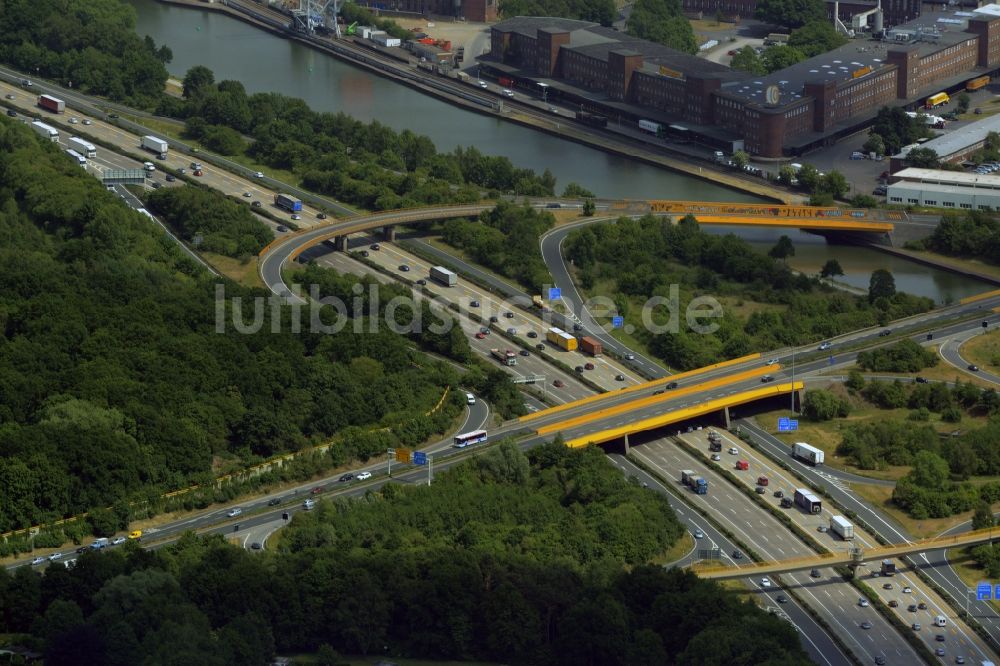 Luftaufnahme Hannover - Autobahn- Abfahrt der BAB A2 E30 Hannover-Herrenhausen in Hannover im Bundesland Niedersachsen