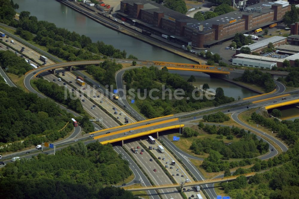 Hannover aus der Vogelperspektive: Autobahn- Abfahrt der BAB A2 E30 Hannover-Herrenhausen in Hannover im Bundesland Niedersachsen