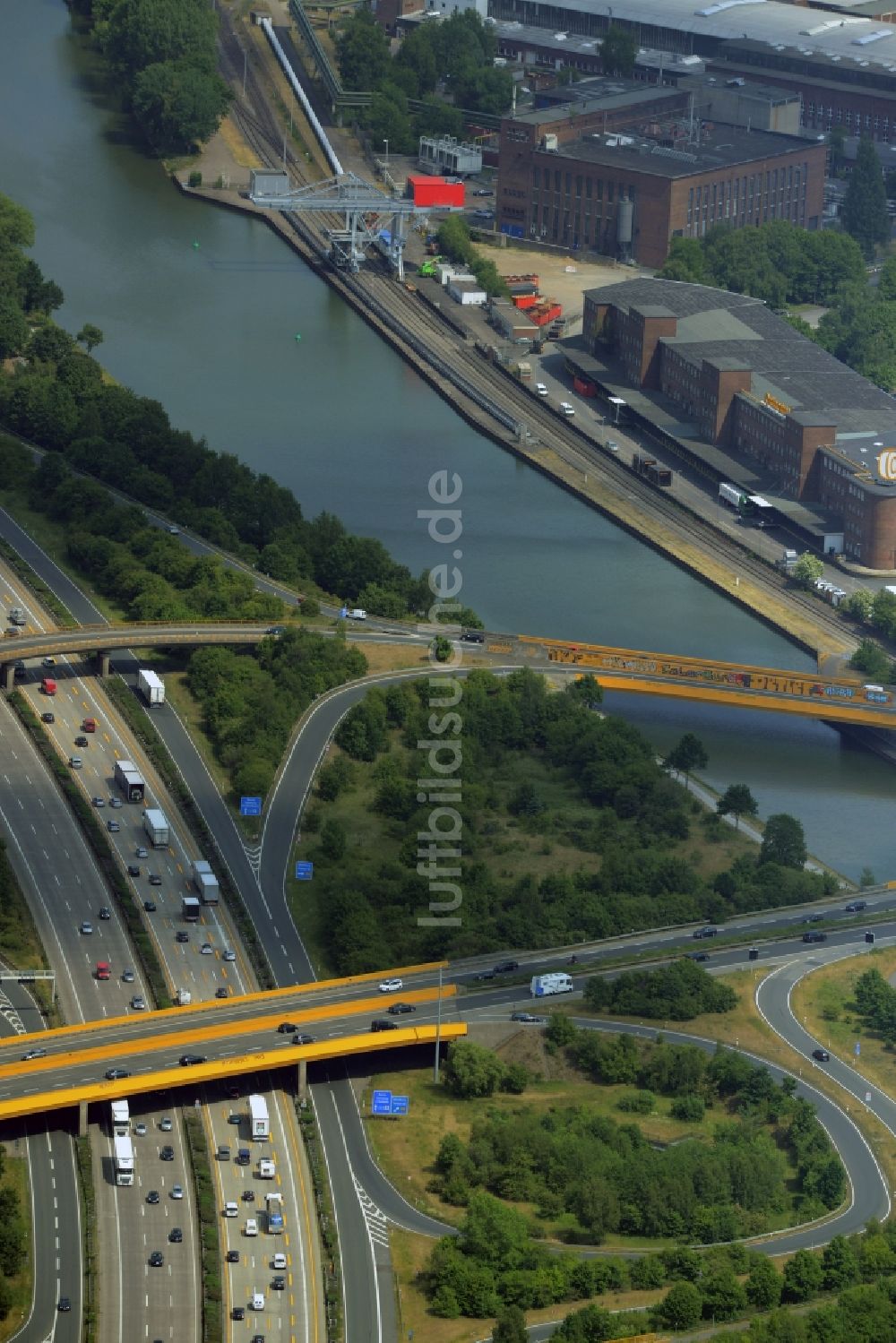 Luftaufnahme Hannover - Autobahn- Abfahrt der BAB A2 E30 Hannover-Herrenhausen in Hannover im Bundesland Niedersachsen