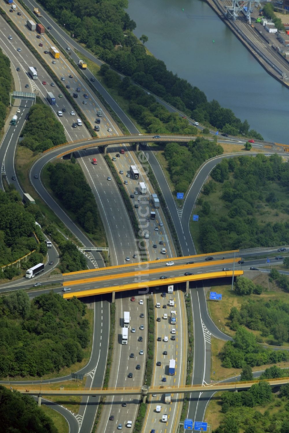 Hannover von oben - Autobahn- Abfahrt der BAB A2 E30 Hannover-Herrenhausen in Hannover im Bundesland Niedersachsen