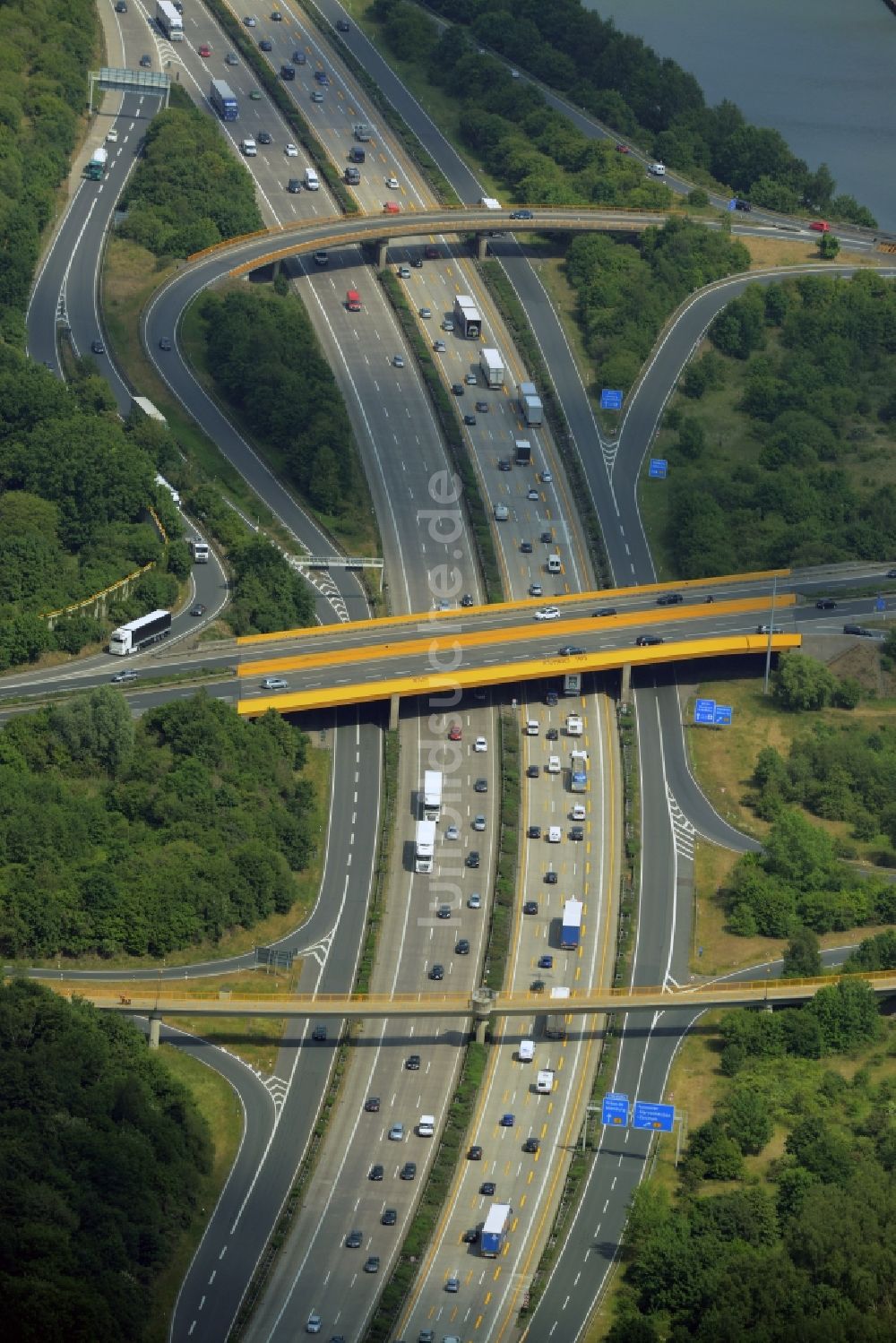 Hannover aus der Vogelperspektive: Autobahn- Abfahrt der BAB A2 E30 Hannover-Herrenhausen in Hannover im Bundesland Niedersachsen