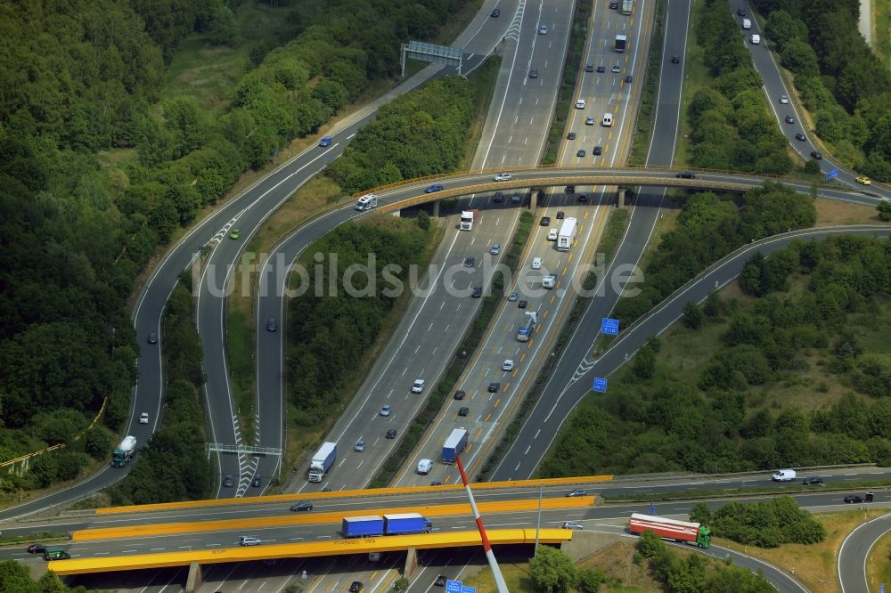 Luftaufnahme Hannover - Autobahn- Abfahrt der BAB A2 E30 Hannover-Herrenhausen in Hannover im Bundesland Niedersachsen