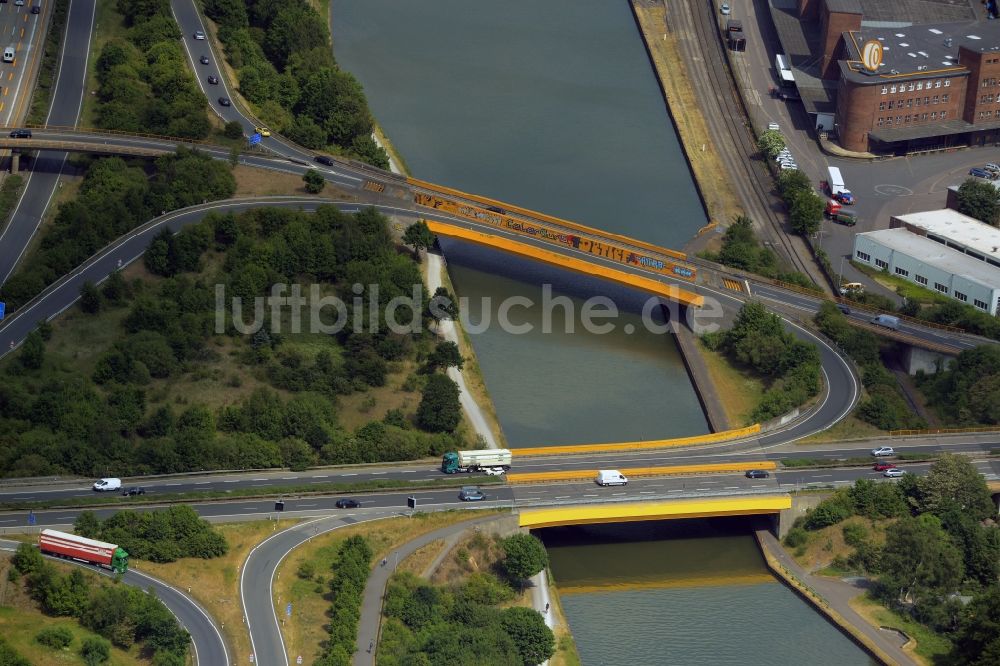 Hannover von oben - Autobahn- Abfahrt der BAB A2 E30 Hannover-Herrenhausen in Hannover im Bundesland Niedersachsen