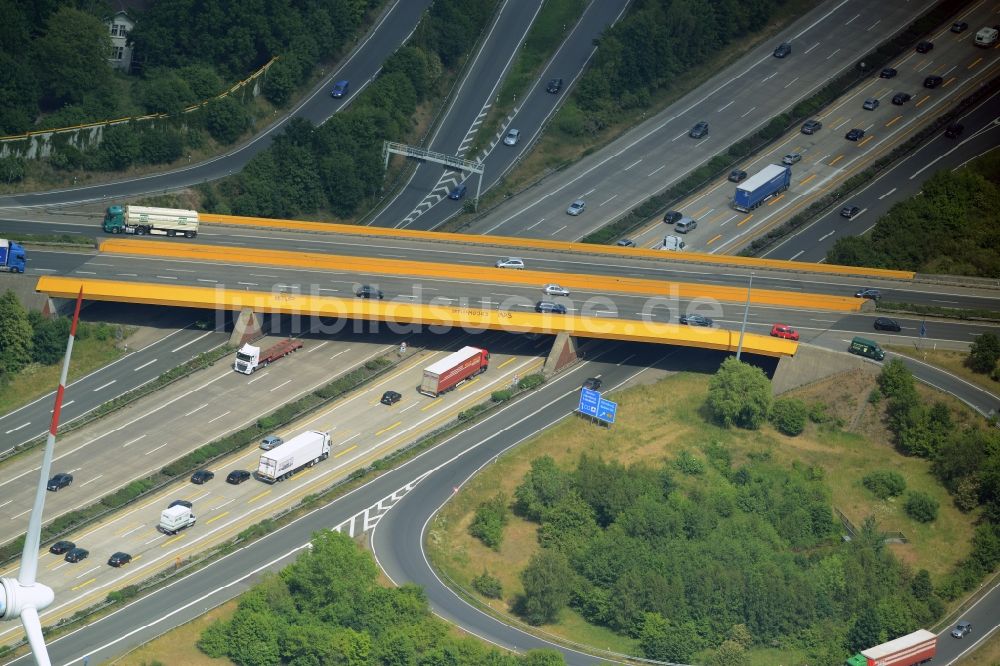 Hannover aus der Vogelperspektive: Autobahn- Abfahrt der BAB A2 E30 Hannover-Herrenhausen in Hannover im Bundesland Niedersachsen