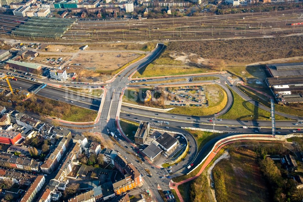 Duisburg von oben - Autobahn- Abfahrt der BAB A59 am Hauptbahnhof in Duisburg im Bundesland Nordrhein-Westfalen