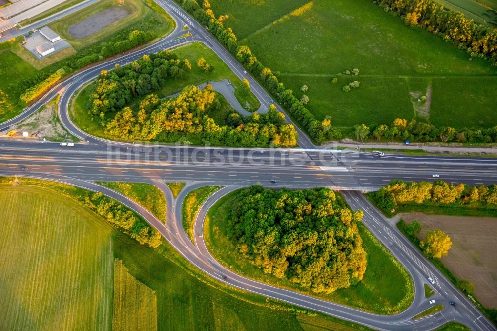 Bergkamen von oben - Autobahn- Abfahrt der BAB A2 Kamen / Bergkamen in Bergkamen im Bundesland Nordrhein-Westfalen, Deutschland