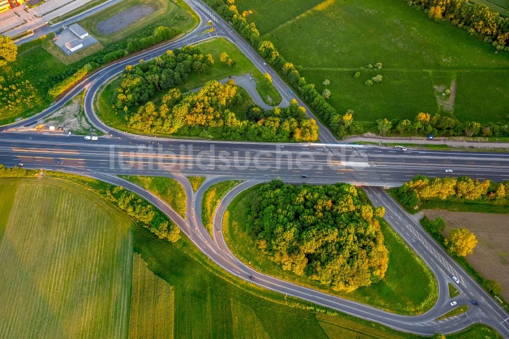 Bergkamen aus der Vogelperspektive: Autobahn- Abfahrt der BAB A2 Kamen / Bergkamen in Bergkamen im Bundesland Nordrhein-Westfalen, Deutschland