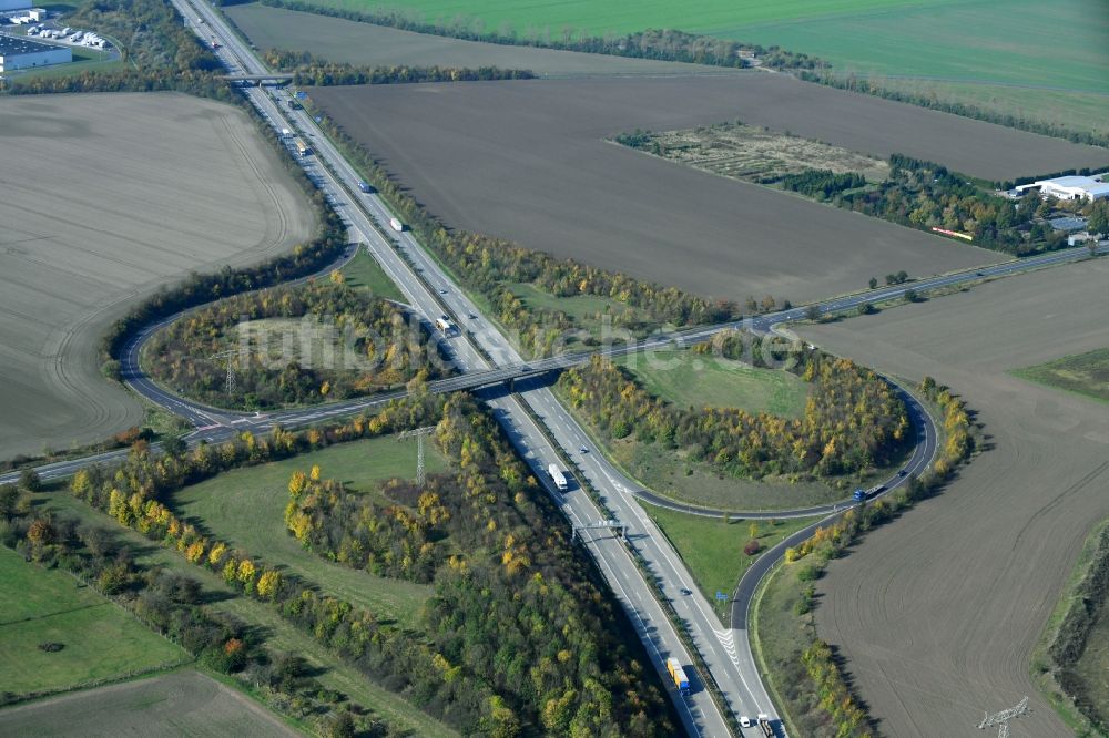 Sülzetal aus der Vogelperspektive: Autobahn- Abfahrt der BAB A14 Magdeburg-Reform im Ortsteil Beyendorf-Sohlen in Sülzetal im Bundesland Sachsen-Anhalt, Deutschland