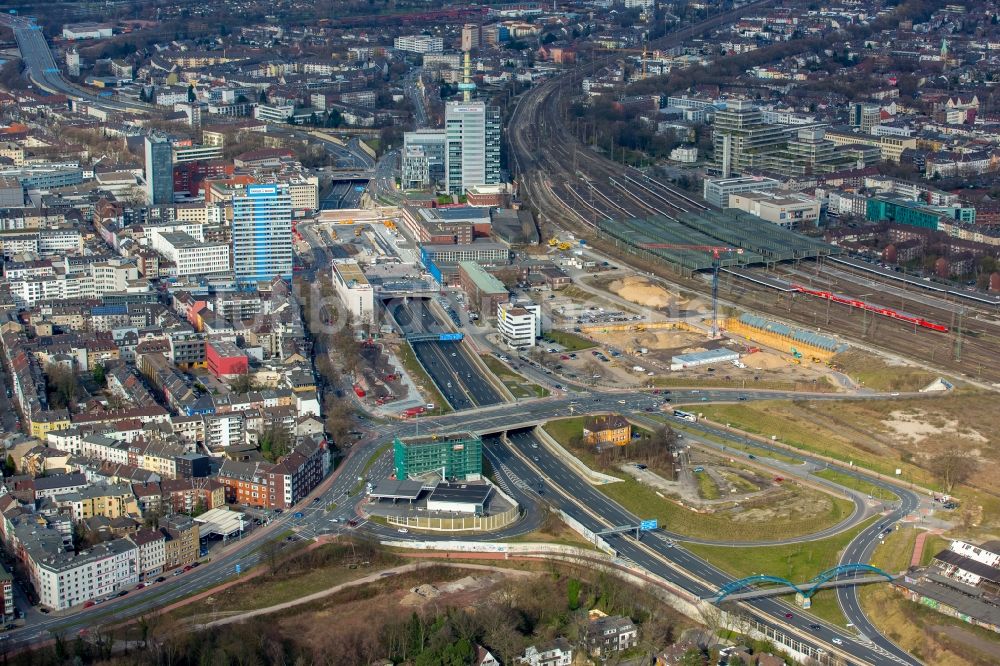 Duisburg von oben - Autobahn- Abfahrt der BAB A59 Mercatorstraße am Hauptbahnhof im Ortsteil Duisburg Mitte in Duisburg im Bundesland Nordrhein-Westfalen