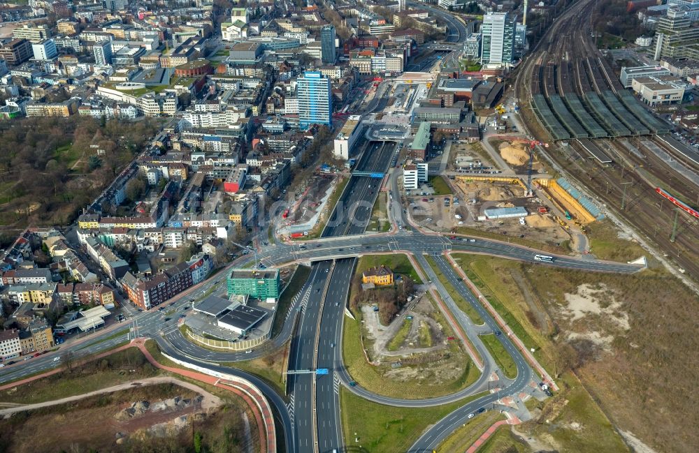 Duisburg aus der Vogelperspektive: Autobahn- Abfahrt der BAB A59 Mercatorstraße am Hauptbahnhof im Ortsteil Duisburg Mitte in Duisburg im Bundesland Nordrhein-Westfalen