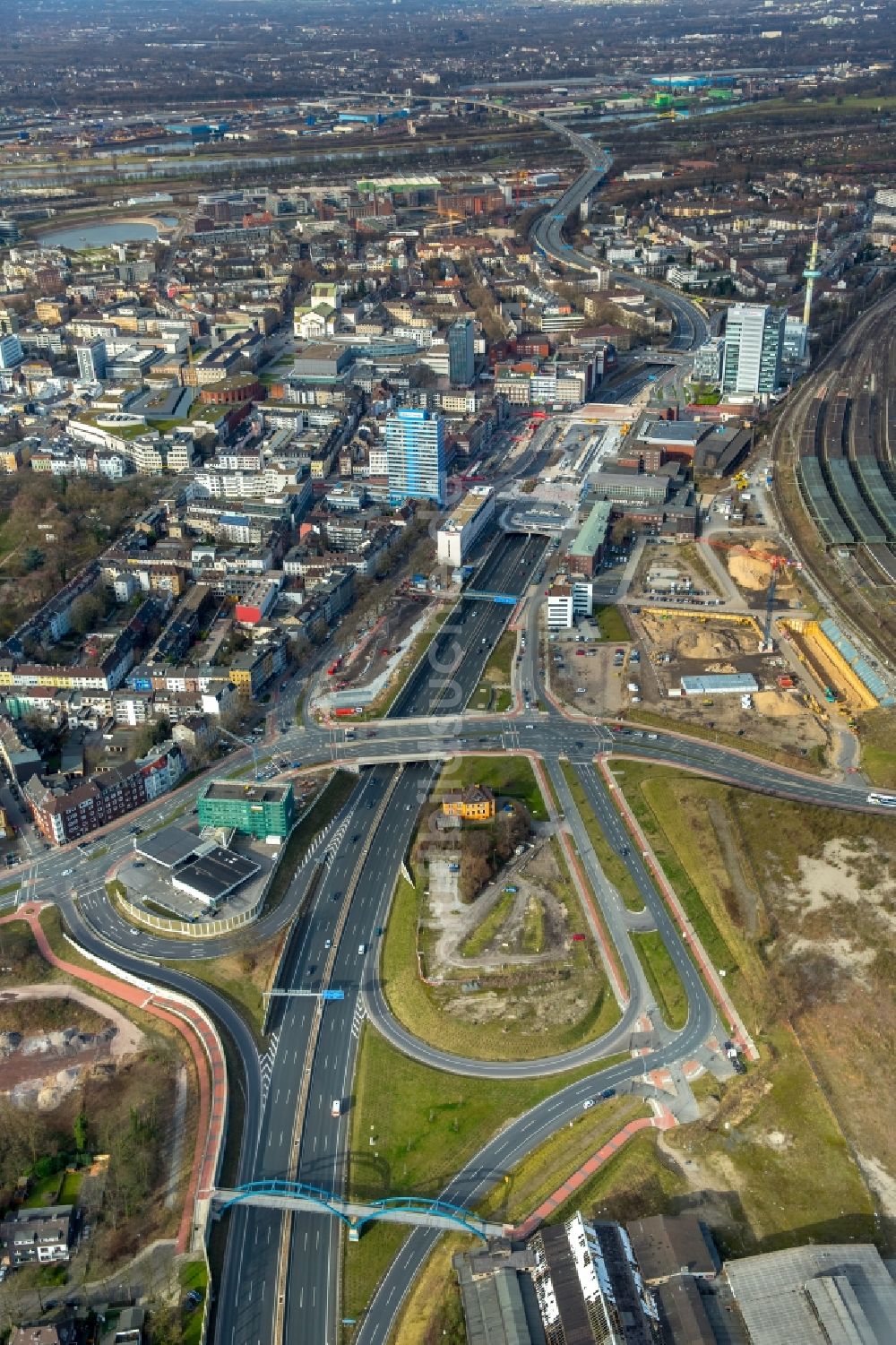 Luftbild Duisburg - Autobahn- Abfahrt der BAB A59 Mercatorstraße am Hauptbahnhof im Ortsteil Duisburg Mitte in Duisburg im Bundesland Nordrhein-Westfalen