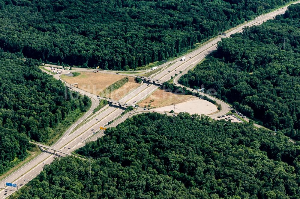 Offenburg aus der Vogelperspektive: Autobahn- Abfahrt der BAB A5 in Offenburg im Bundesland Baden-Württemberg, Deutschland