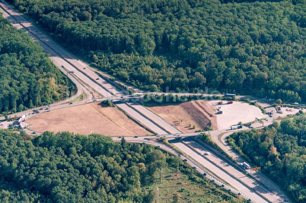 Offenburg von oben - Autobahn- Abfahrt der BAB A5 Offenburg in Offenburg im Bundesland Baden-Württemberg, Deutschland