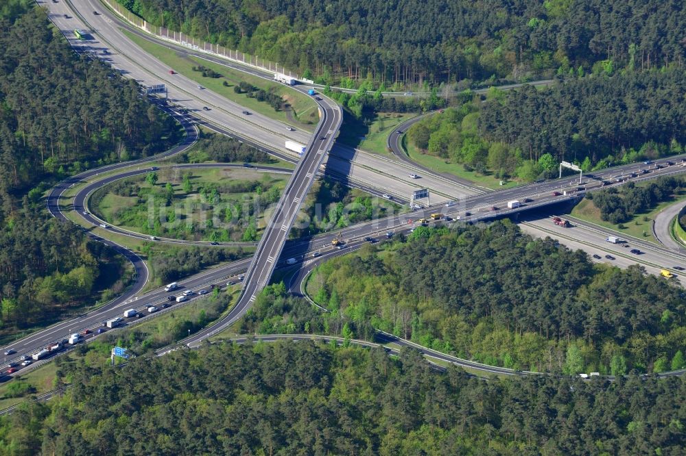 Stahnsdorf aus der Vogelperspektive: Autobahn- Abfahrt der BAB A115 - E51 Potsdam-Babelsberg im Bundesland Brandenburg