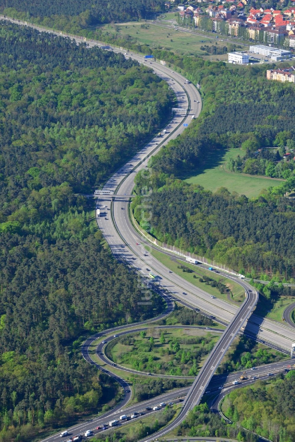 Luftaufnahme Stahnsdorf - Autobahn- Abfahrt der BAB A115 - E51 Potsdam-Babelsberg im Bundesland Brandenburg