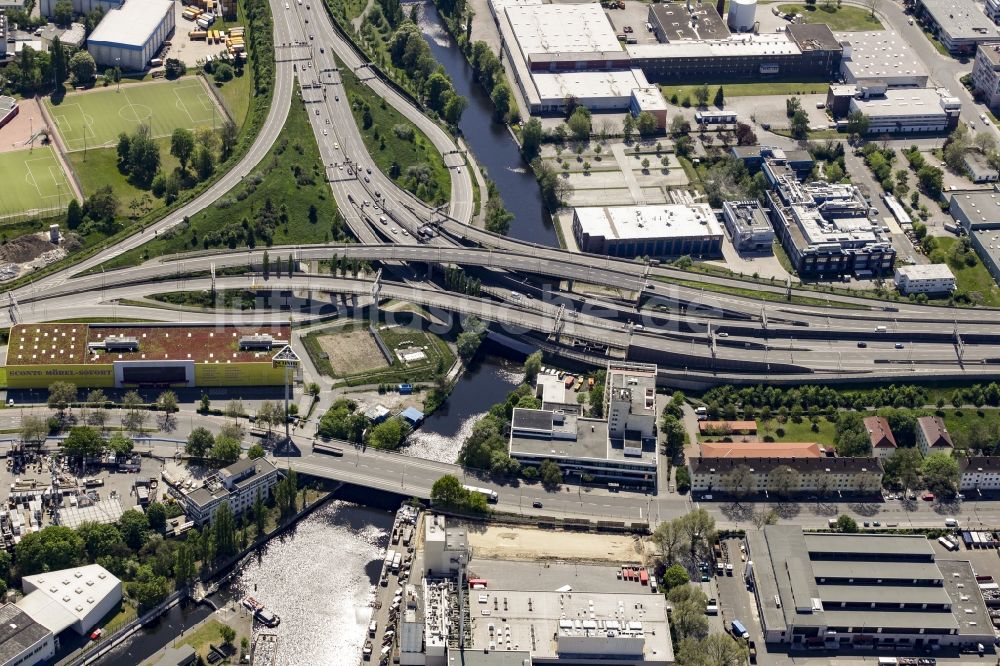 Berlin aus der Vogelperspektive: Autobahn- Abfahrt der BAB A100 B113 im Stadtteil Neuköln über dem Teltowkanal in Berlin