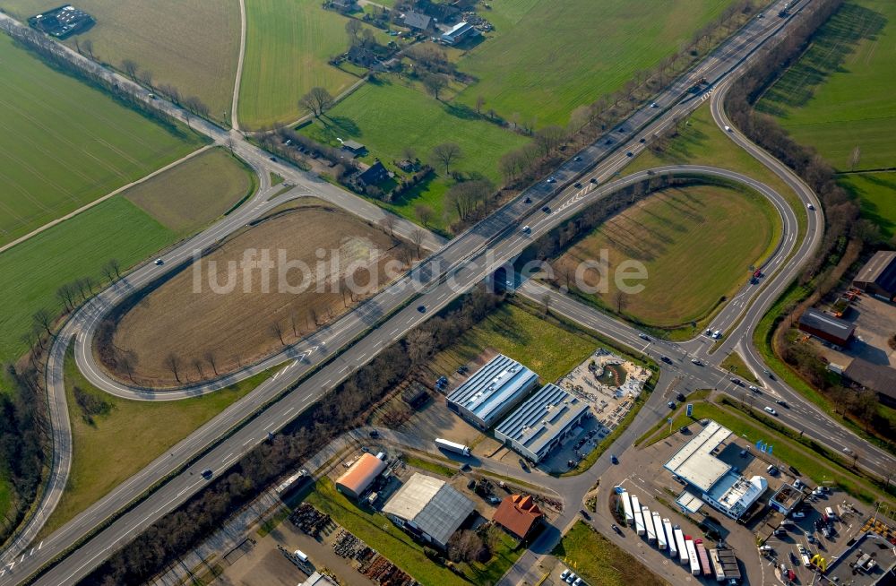 Isselburg aus der Vogelperspektive: Autobahn- Abfahrt der BAB A3 und Verbindung mit der B67 im Süden von Isselburg im Bundesland Nordrhein-Westfalen