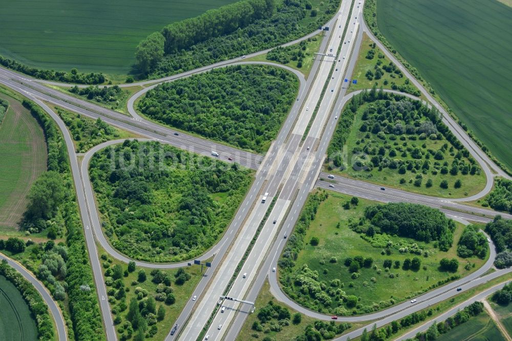 Magdeburg aus der Vogelperspektive: Autobahn- Abfahrt der BAB A14 zum Bundesstraße B81 bei Sudenburg in Magdeburg im Bundesland Sachsen-Anhalt