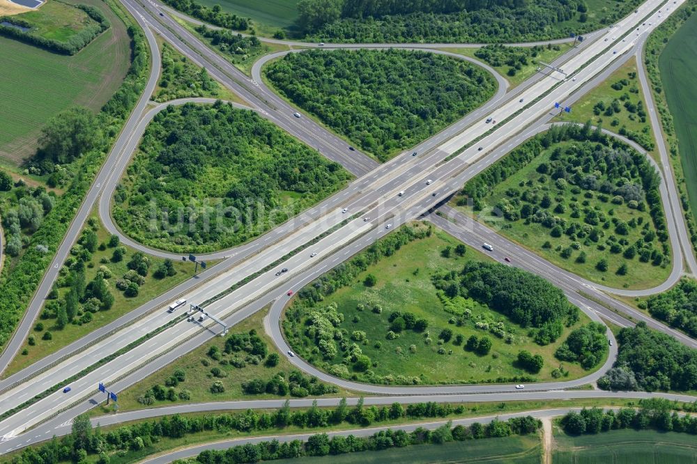 Luftaufnahme Magdeburg - Autobahn- Abfahrt der BAB A14 zum Bundesstraße B81 bei Sudenburg in Magdeburg im Bundesland Sachsen-Anhalt