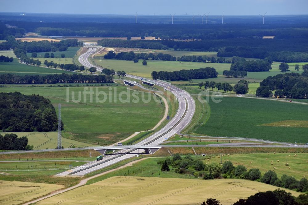 Luftaufnahme Karstädt - Autobahn- Abfahrt der BAB A14 zur Landesstraße - Fernstraße L137 in Karstädt im Bundesland Brandenburg, Deutschland