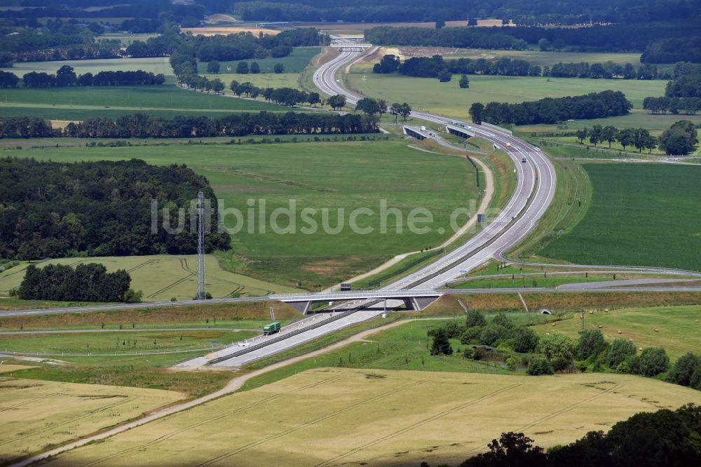 Karstädt von oben - Autobahn- Abfahrt der BAB A14 zur Landesstraße - Fernstraße L137 in Karstädt im Bundesland Brandenburg, Deutschland