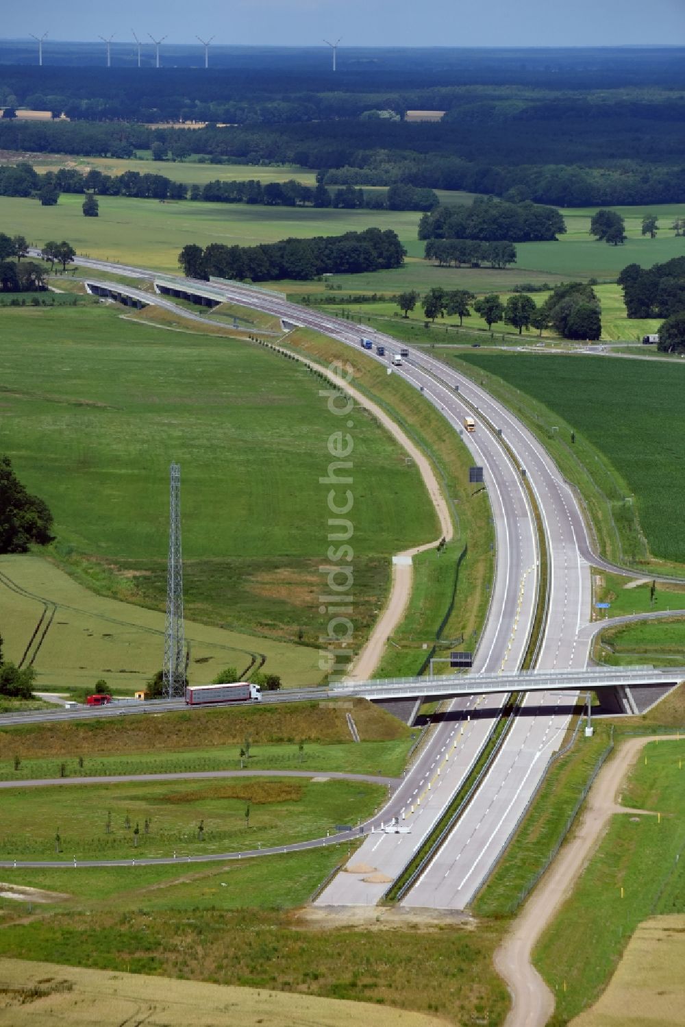 Karstädt von oben - Autobahn- Abfahrt der BAB A14 zur Landesstraße - Fernstraße L137 in Karstädt im Bundesland Brandenburg, Deutschland