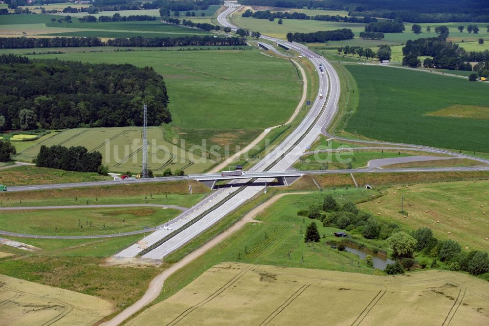 Luftaufnahme Karstädt - Autobahn- Abfahrt der BAB A14 zur Landesstraße - Fernstraße L137 in Karstädt im Bundesland Brandenburg, Deutschland