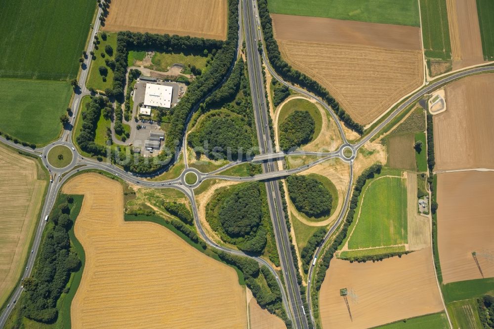 Luftaufnahme Jülich - Autobahn- Abfahrt der BAB A44 zur Landstraße L14 in Jülich im Bundesland Nordrhein-Westfalen, Deutschland